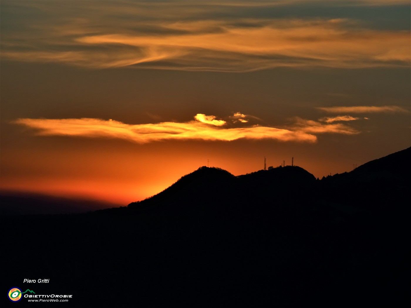 78 Da Costa Serina ammiriamo lo spettacolo del tramonto del sole che si abbassa sui monti Ubione e Linzone.JPG